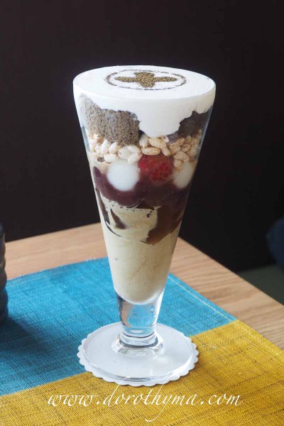 焙茶芭菲($98) 初次來店者必試，芭菲裏包括軟雪糕、焙茶啫喱、自家製紅豆蓉、白玉丸子及由北海道直送的忌廉等。