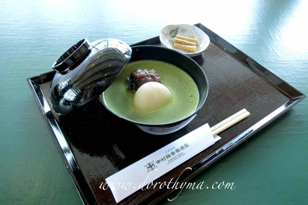 年糕薄茶紅豆湯($88) 香港店限定，甘香抹茶配甜美紅豆，兩者同吃味道平衡不太甜，再吃一口京都漬物清新味蕾。